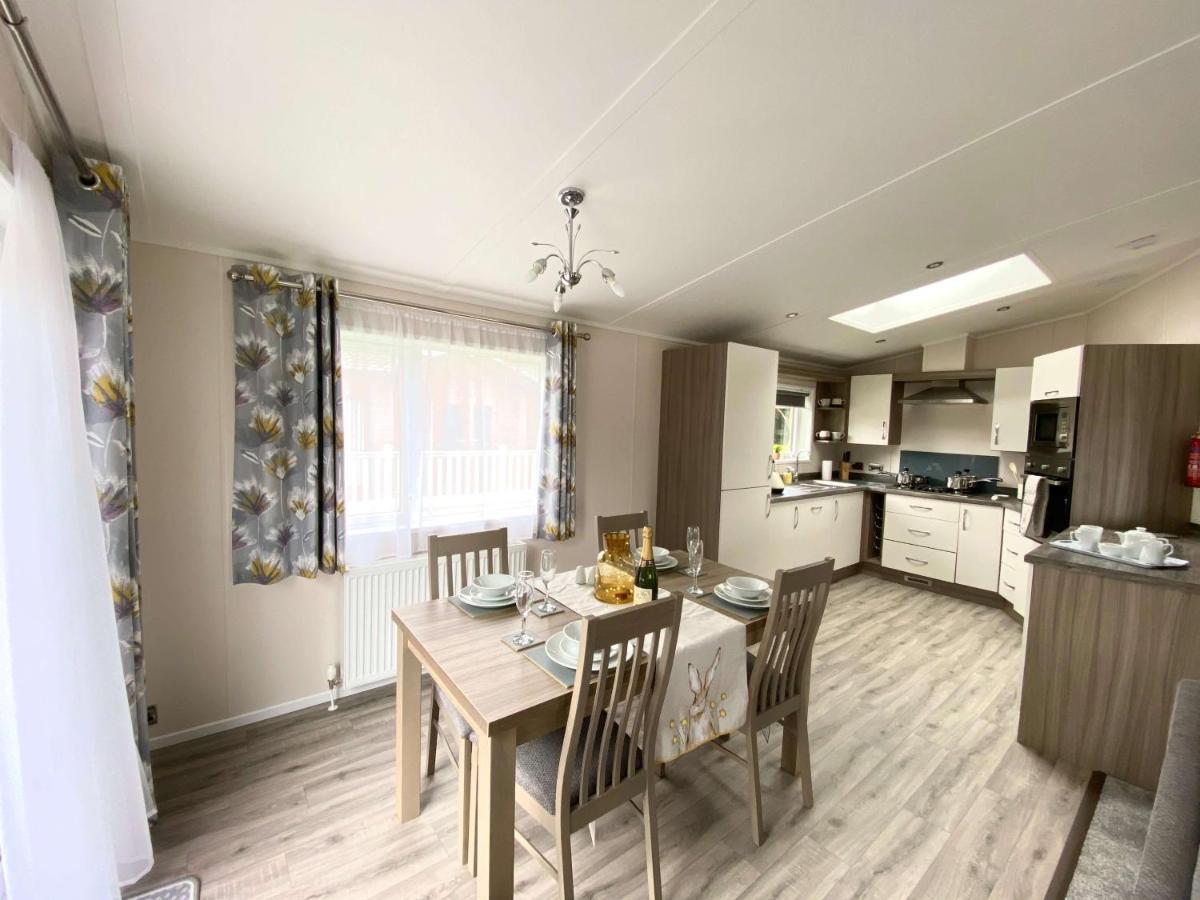 The Yorkshire Burrow Lodge With Hot Tub Extérieur photo