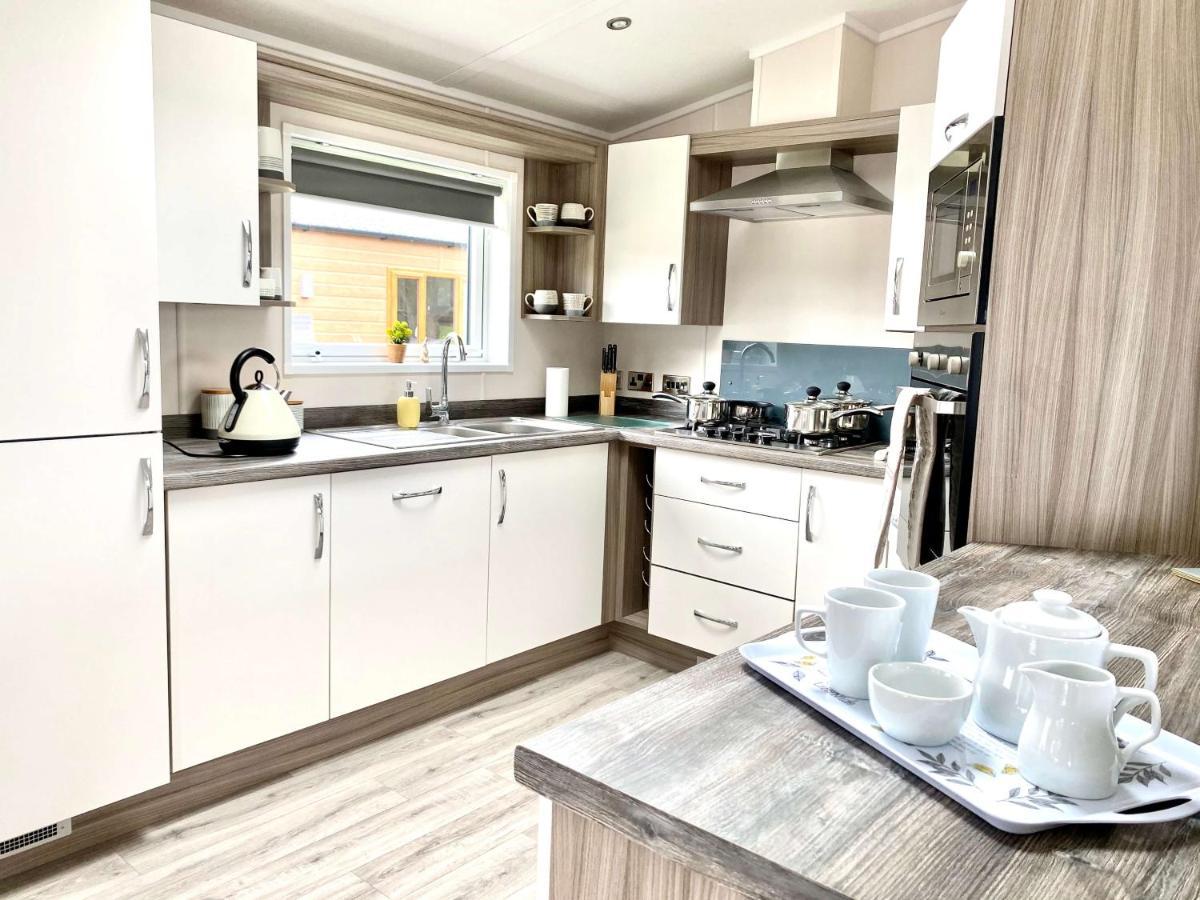 The Yorkshire Burrow Lodge With Hot Tub Extérieur photo