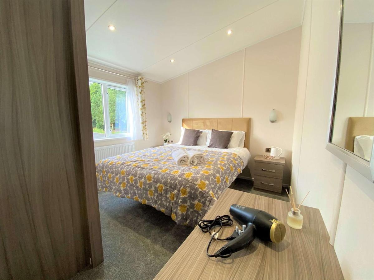 The Yorkshire Burrow Lodge With Hot Tub Extérieur photo